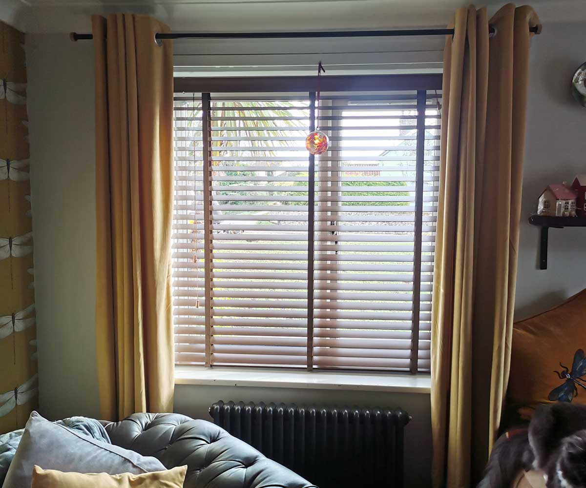 Wooden Venetian blinds with colour-matched tapes